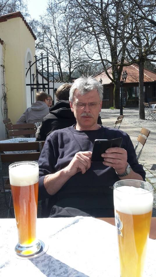 Ein Bild, das Drink, Person, draußen, Pint enthält.  Automatisch generierte Beschreibung