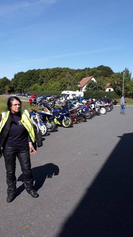 Ein Bild, das draußen, Himmel, Person, Straße enthält.  Automatisch generierte Beschreibung