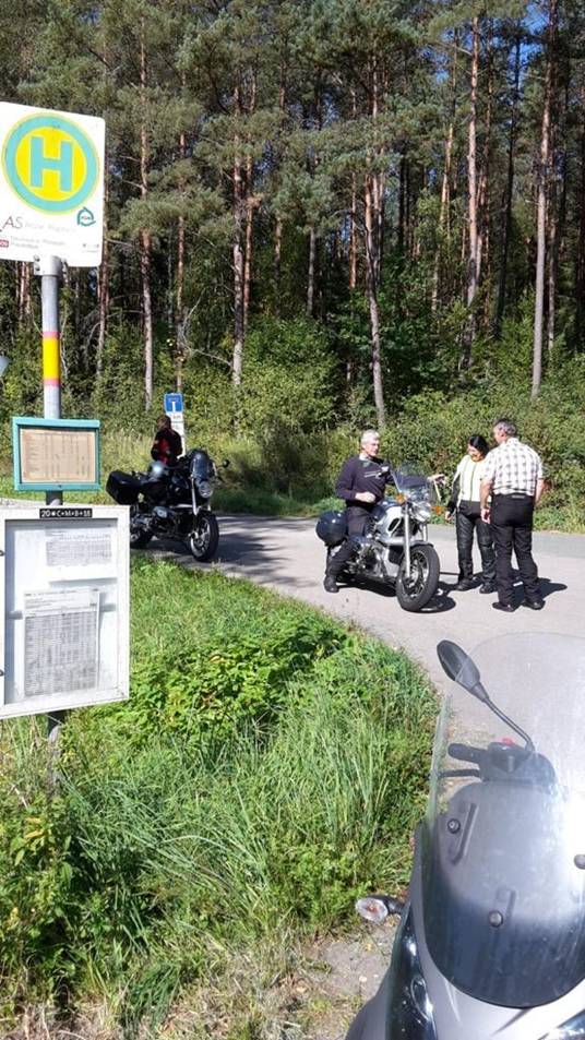 Ein Bild, das draußen, Baum, Motorrad, Gras enthält.  Automatisch generierte Beschreibung