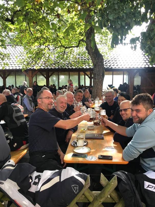 Ein Bild, das Kleidung, Person, Mann, Baum enthält.  Automatisch generierte Beschreibung