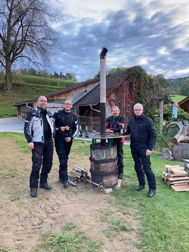 Ein Bild, das draußen, Wolke, Himmel, Kleidung enthält.  Automatisch generierte Beschreibung