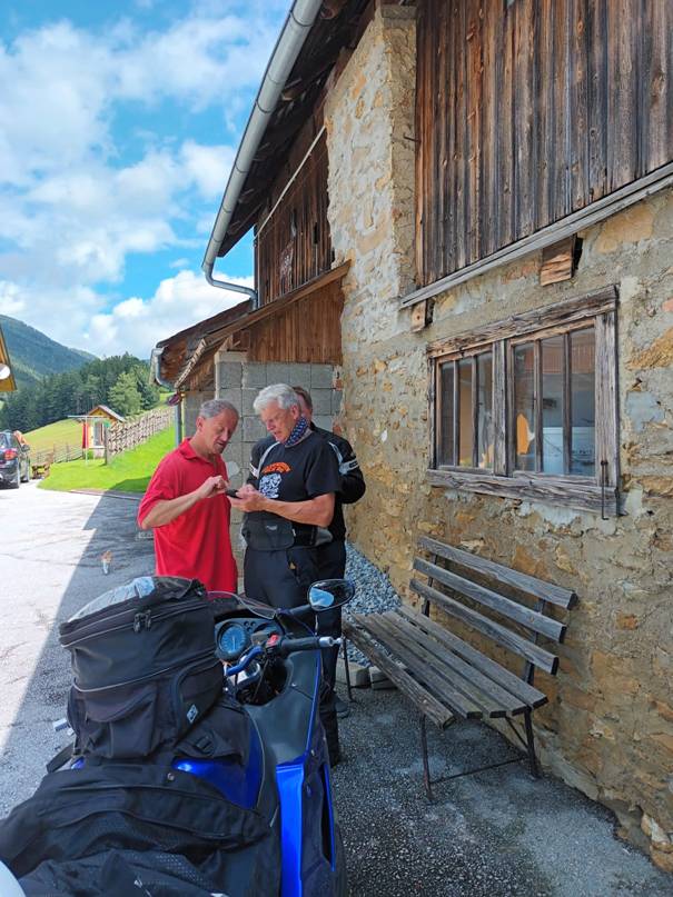 Ein Bild, das draußen, Himmel, Person, Kleidung enthält.  Automatisch generierte Beschreibung