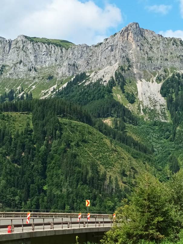 Ein Bild, das draußen, Wolke, Himmel, Zug enthält.  Automatisch generierte Beschreibung