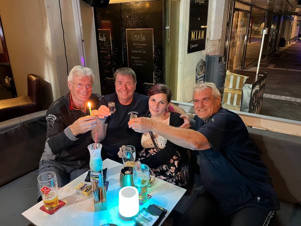 Ein Bild, das Person, Kleidung, Menschliches Gesicht, Flasche enthält.  Automatisch generierte Beschreibung