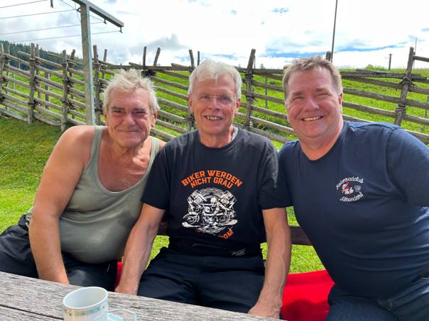 Ein Bild, das Person, Kleidung, draußen, Menschliches Gesicht enthält.  Automatisch generierte Beschreibung