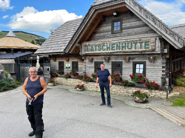 Ein Bild, das Kleidung, draußen, Himmel, Schuhwerk enthält.  Automatisch generierte Beschreibung