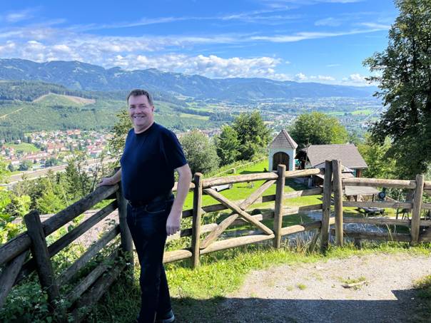 Ein Bild, das draußen, Kleidung, Baum, Pflanze enthält.  Automatisch generierte Beschreibung