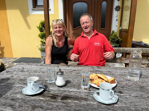 Ein Bild, das Person, Kleidung, Geschirr, Lächeln enthält.  Automatisch generierte Beschreibung