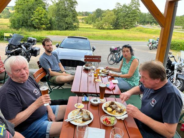 Ein Bild, das Person, draußen, Kleidung, Mann enthält.  Automatisch generierte Beschreibung