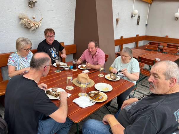 Ein Bild, das Person, Kleidung, Mann, Wand enthält.  Automatisch generierte Beschreibung