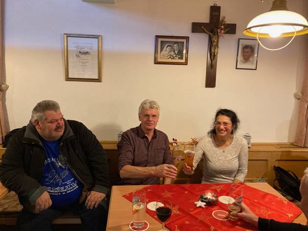 Ein Bild, das Wand, Im Haus, Kleidung, Person enthält.  Automatisch generierte Beschreibung