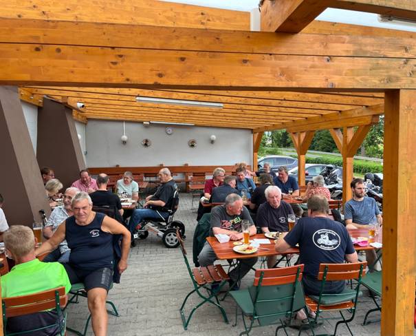 Ein Bild, das Kleidung, Person, Mobiliar, Menschen enthält.  Automatisch generierte Beschreibung