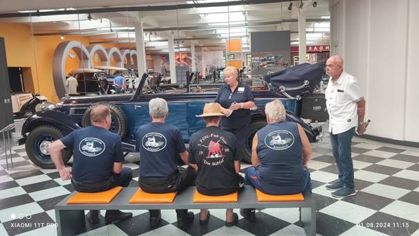 Ein Bild, das Person, Kleidung, Mann, Schuhwerk enthält.  Automatisch generierte Beschreibung