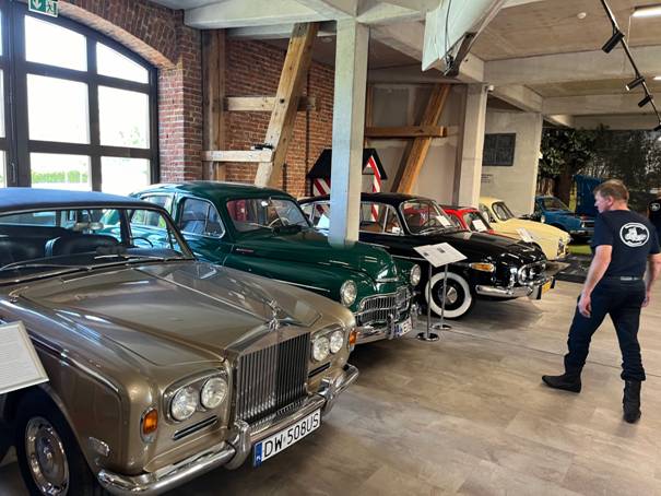 Ein Bild, das Fahrzeug, Landfahrzeug, Rad, Oldtimer enthält.  Automatisch generierte Beschreibung