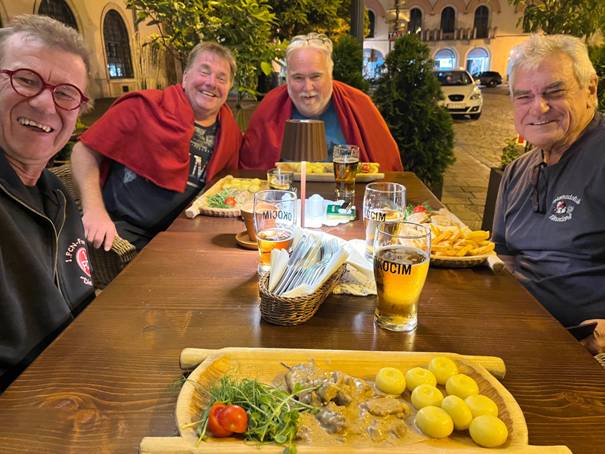 Ein Bild, das Person, Kleidung, Essen, Mahlzeit enthält.  Automatisch generierte Beschreibung