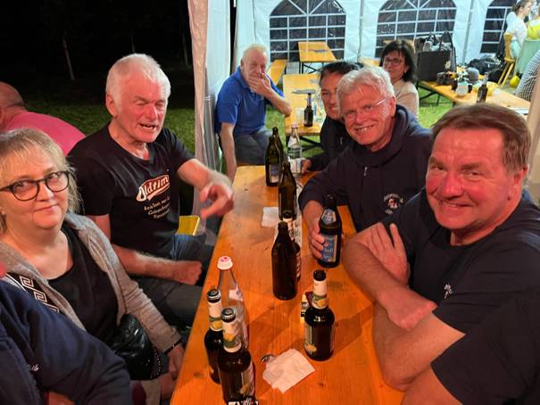 Ein Bild, das Person, Kleidung, Menschliches Gesicht, Flasche enthält.  Automatisch generierte Beschreibung