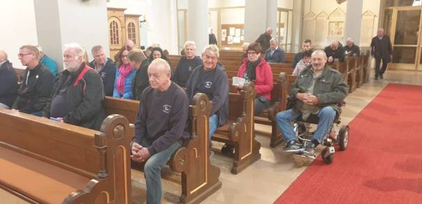 Ein Bild, das Kleidung, Person, Mann, Im Haus enthält.  Automatisch generierte Beschreibung