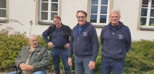 Ein Bild, das Kleidung, Person, draußen, Jeans enthält.  Automatisch generierte Beschreibung