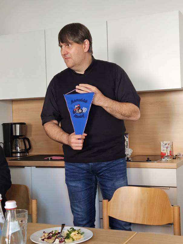 Ein Bild, das Person, Im Haus, Wand, Kleidung enthält.  Automatisch generierte Beschreibung