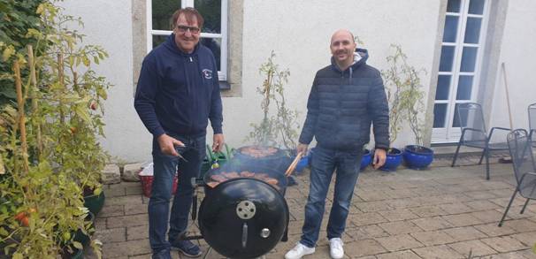 Ein Bild, das Kleidung, Person, Mann, Jeans enthält.  Automatisch generierte Beschreibung