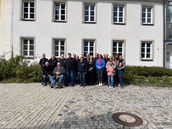 Ein Bild, das draußen, Kleidung, Person, Menschen enthält.  Automatisch generierte Beschreibung