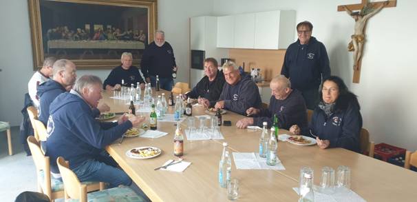 Ein Bild, das Person, Kleidung, Wand, Mann enthält.  Automatisch generierte Beschreibung