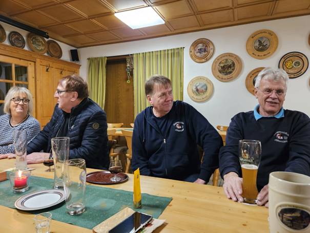 Ein Bild, das Person, Kleidung, Geschirr, Im Haus enthält.  Automatisch generierte Beschreibung