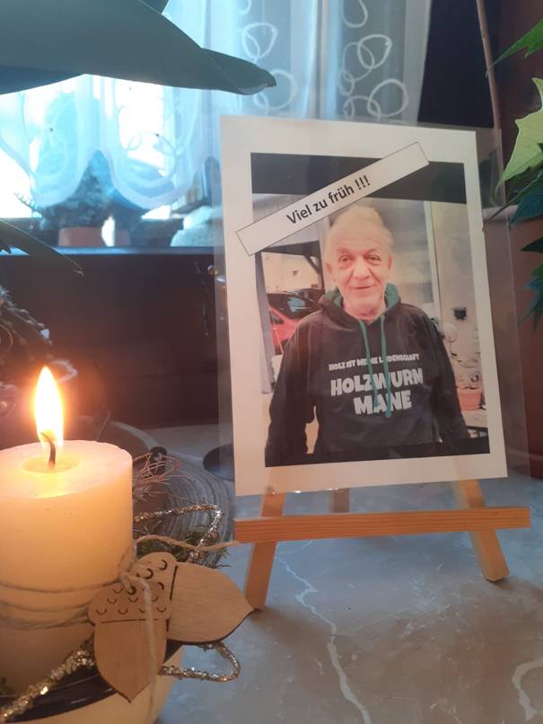 Ein Bild, das Kerze, Menschliches Gesicht, Person, Im Haus enthält.  Automatisch generierte Beschreibung